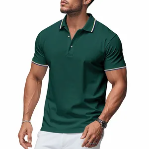 Détail d'un polo en maille vert foncé avec col rayé et coupe ajustée athlétique.