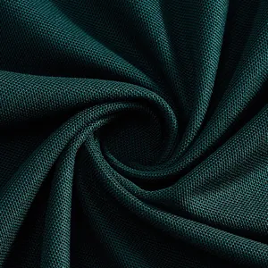 Détail macro du tissu en maille respirante bleu canard à séchage rapide pour hommes