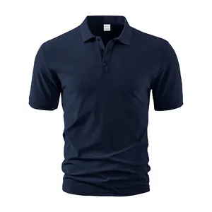 Λεπτομέρεια από μπλε σκούρο ανδρικό polo μπλουζάκι με γιακά και υφή υφάσματος