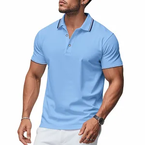 Détail d'un polo en maille bleu clair pour homme avec un col à rayures élégant