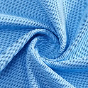 Détail macro du tissu en maille bleu clair respirant pour polo de sport pour homme