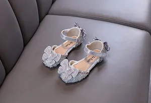 Vue détaillée de chaussures de princesse argentées à paillettes pour petite fille