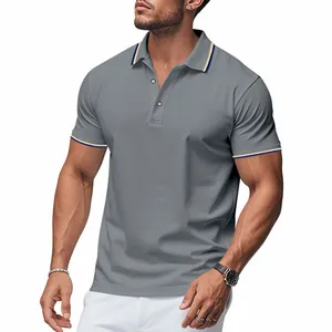 Gros plan d'un polo gris pour hommes en maille avec bordures rayées au col et aux manches