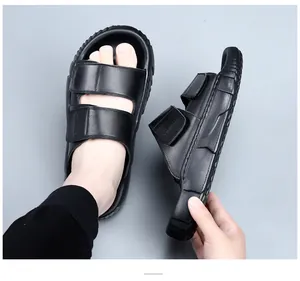 Detailopname van zwarte leren heren slippers met een duurzame dikke EVA-zool