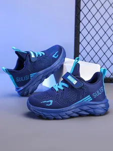 Dettaglio laterale di scarpe da corsa in mesh traspirante blu per bambini, design traforato