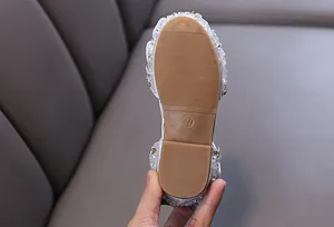 Détail macro montrant la semelle en caoutchouc antidérapante de la chaussure princesse.