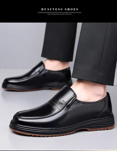 Detalle de vista lateral de zapatos de negocios en cuero negro con hebilla y suela gruesa