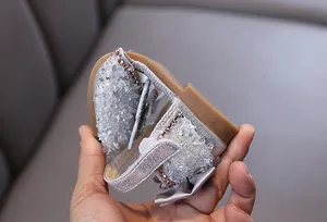 Vue détaillée montrant la souplesse des chaussures de princesse argentées à paillettes pour fille