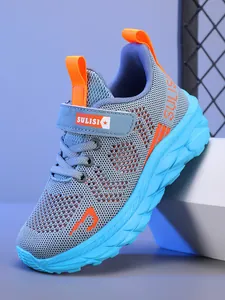 Dettaglio delle scarpe da ginnastica traspiranti in mesh per bambini con velcro