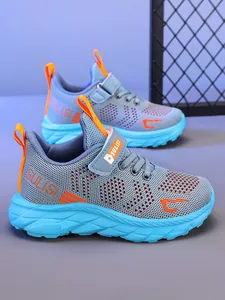 Dettaglio ravvicinato delle scarpe da corsa traspiranti e leggere per bambini in blu