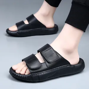 Herenleren slippers in het zwart met verstelbare bandjes en een dikke EVA-zool