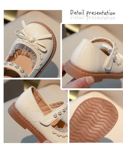 Vista detallada de zapatos de princesa para niñas con lazo, encaje y perlas