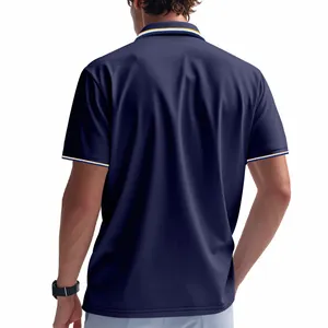 Vue arrière d'un polo de golf bleu marine avec col et poignets rayés contrastés