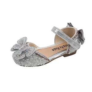Chaussures de princesse argentées pour filles avec un grand papillon en strass