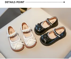Detalle de zapatos Mary Jane para niña con bordes de encaje, lazos y correas de perlas