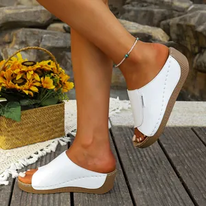 Eleganti ciabatte con zeppa bianche da donna, sandali con plateau leggeri.