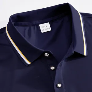 Détail du col d'un polo bleu marine avec une étiquette de taille M en polyester