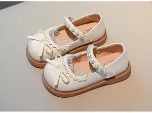Elegantes zapatos Mary Jane blancos para niña con perlas, lazo y borde encaje.