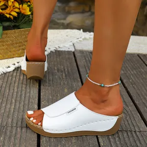 Eleganti ciabatte bianche con zeppa e punta aperta, suola spessa e confortevole