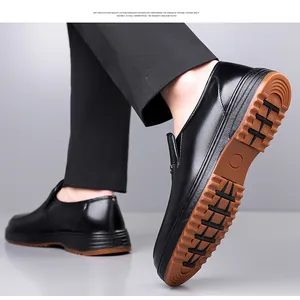 Vista detallada de mocasín de cuero negro para hombre con suela de goma antideslizante.