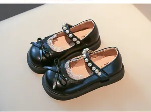 Elegantes zapatos Mary Jane negros para niñas con un lazo y correa de perlas fina