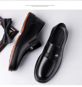 Vista detallada de mocasines de cuero negro con costuras elegantes