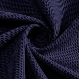 Détail macro haute résolution du tissu en maille bleu marine respirant pour polo de sport