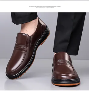 Primer plano de alta calidad de mocasines de cuero genuino marrón para hombres de negocios