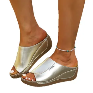 Eleganti sandali con zeppa metallizzati argento a punta aperta con suola platform per donna