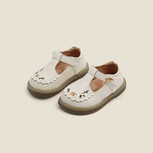 Zapatos de cuero blanco para niños pequeños con bordado floral y tira en T