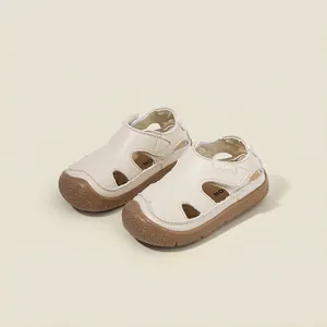 Sandalias de verano beige para niños con punta cerrada protectora y suela antideslizante