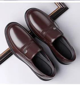 Primer plano de mocasines de negocios clásicos en cuero marrón oscuro acabado liso.