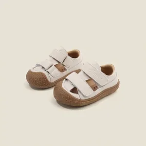 Sandalias de marcha beige para niños con cierre de velcro y suelas de goma marrón