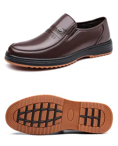 Detalle de los zapatos de cuero marrón para hombre estilo casual con suela antideslizante