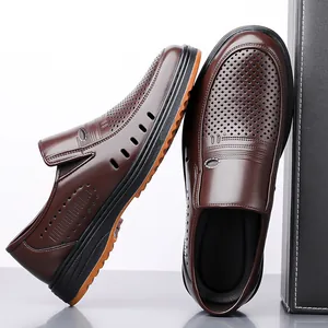 Sandalias de cuero marrón para hombre con diseño calado transpirable para estilo formal