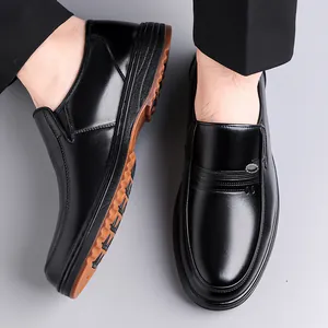 Mocasines clásicos de cuero negro para hombre estilo business casual con suela de goma