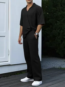 Ανδρικό καλοκαιρινό casual σετ σε μαύρο χρώμα με ριμπ υφή και γιακά τύπου πόλο