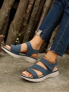 Bequeme blaue Plateausandalen mit Dreifachriemen und Klettverschluss für Damen im Sommer