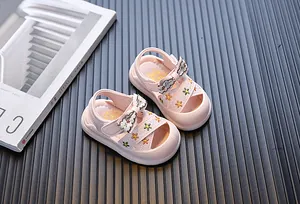 Roze peutermeisjes sandalen met bloemmotief en strikje