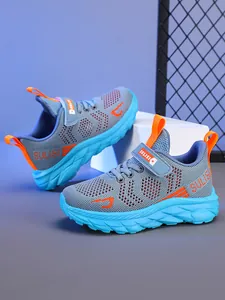 Detalle de zapatillas de running de malla azul para niños con detalles en naranja