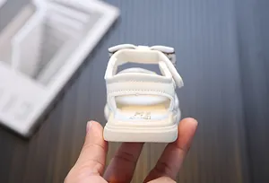 Achteraanzicht van witte baby sandalen voor meisjes met strik en een zachte zool.
