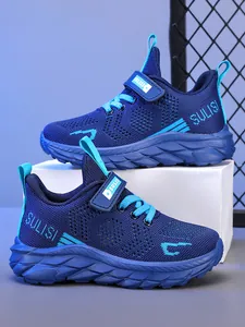 Detalle de perfil lateral de zapatillas de correr de malla azul para niños con cierre de velcro