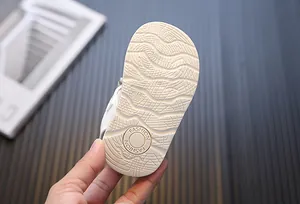 Gedetailleerd overzicht van de antislip zachte zool van zomerse baby meisjessandalen