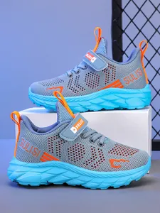 Primer plano del material de malla transpirable en zapatos deportivos azules niños