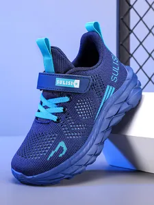 Primer plano de zapatillas de running azules transpirables para niños, SULISI
