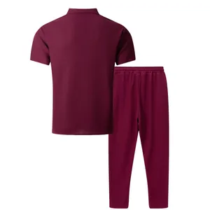 Vista trasera de conjunto de camisa de manga corta y pantalón en punto gofrado burdeos
