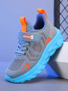 Detalle de zapatos deportivos transpirables para niños en azul y gris con toques naranjas