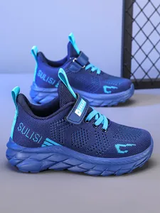 Detalle lateral de las zapatillas de running de malla azul transpirable para niños SULISI.