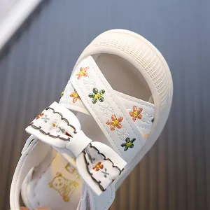 Witte babymeisjes sandalen met bloemmotief en strik, babyschoentjes met zachte zool