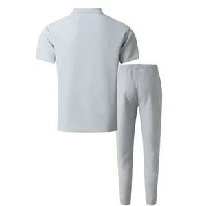 Vista posterior detallada del conjunto de polo de manga corta y pantalón de punto gofrado
